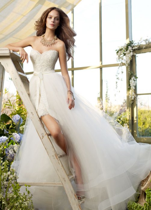 Короткое свадебное платье с верхней юбкой