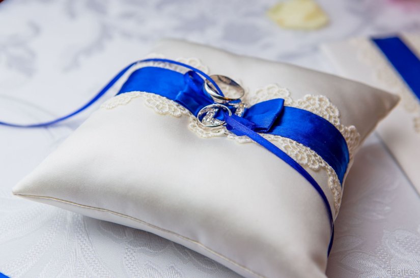 Свадебные кольца на подушке