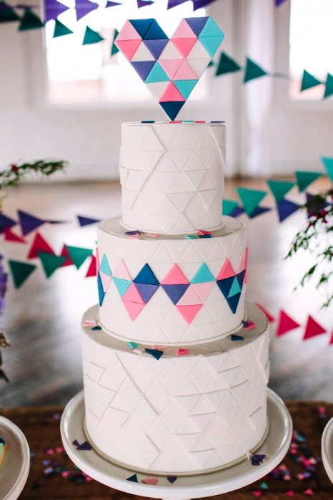 Геометрические украшения свадебного торта и угощений