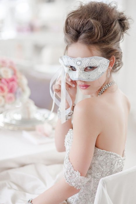 Невеста с маской