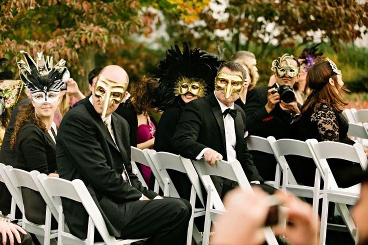 Гости на свадьбе в стиле маскарад
