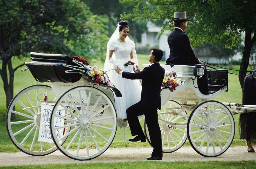 Белоснежная карета также подойдет для свадьбы