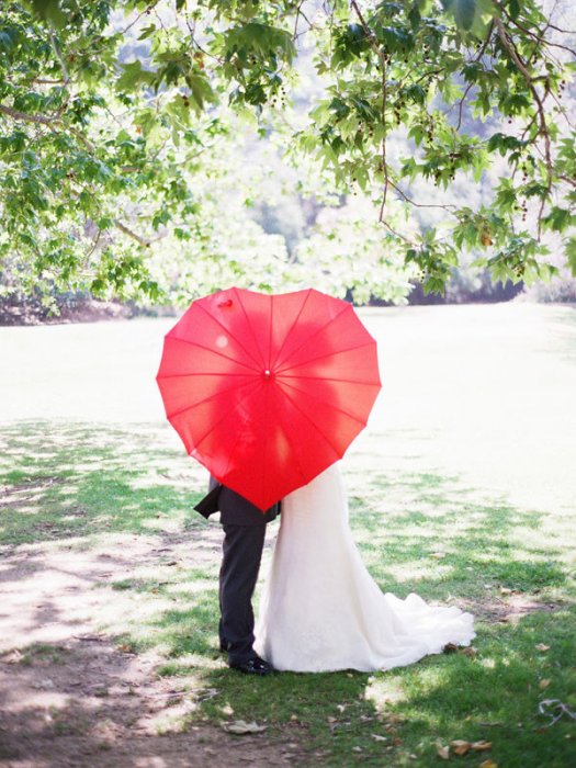 Красный зонт для фотосессии