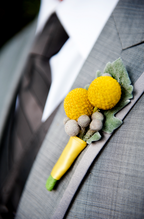 Аксессуар жениха на свадьбе в серо-желтом цвете