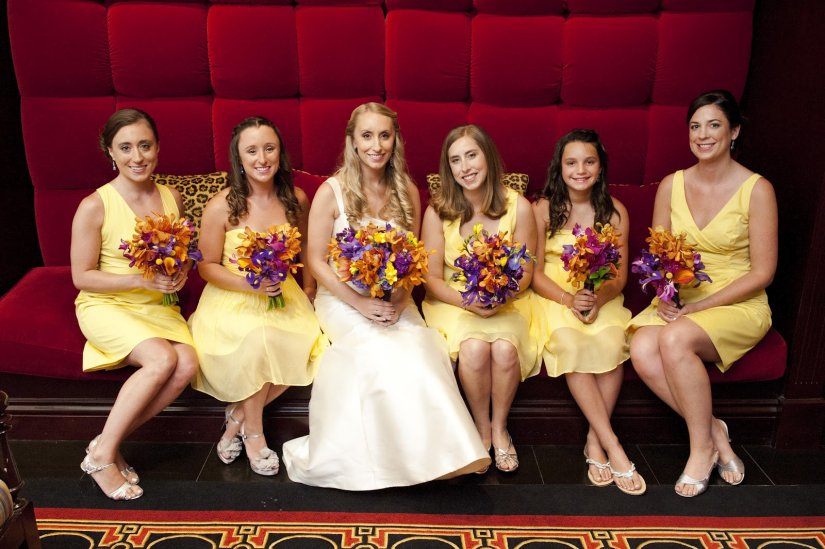 Свадебные наряды в фиолетово-желтом цвете