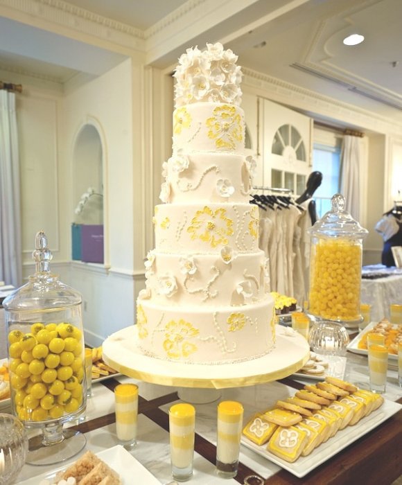 Бело-желтый свадебный торт