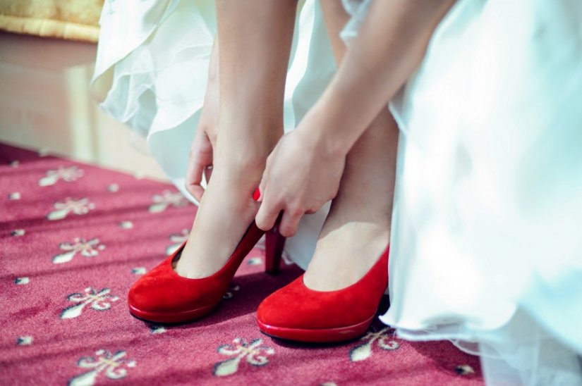 Красные туфли в образе невесты