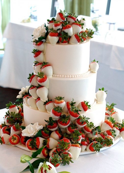 Свадебный торт, украшенный клубникой