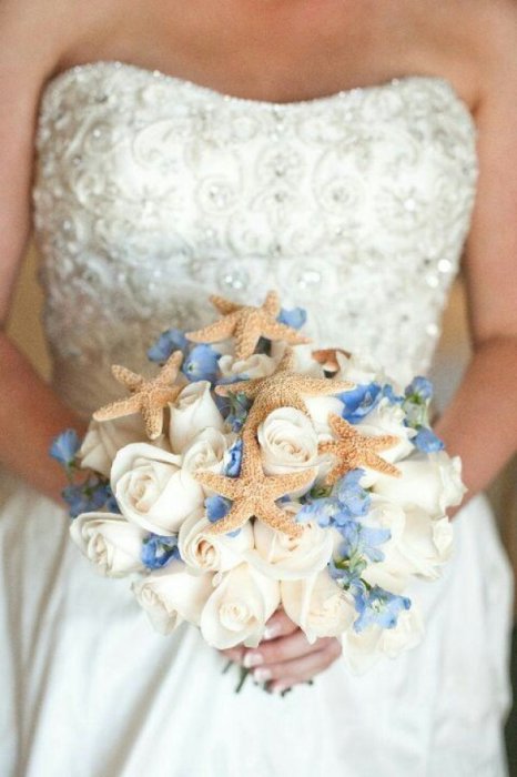 Букет невесты из цветов и ракушек