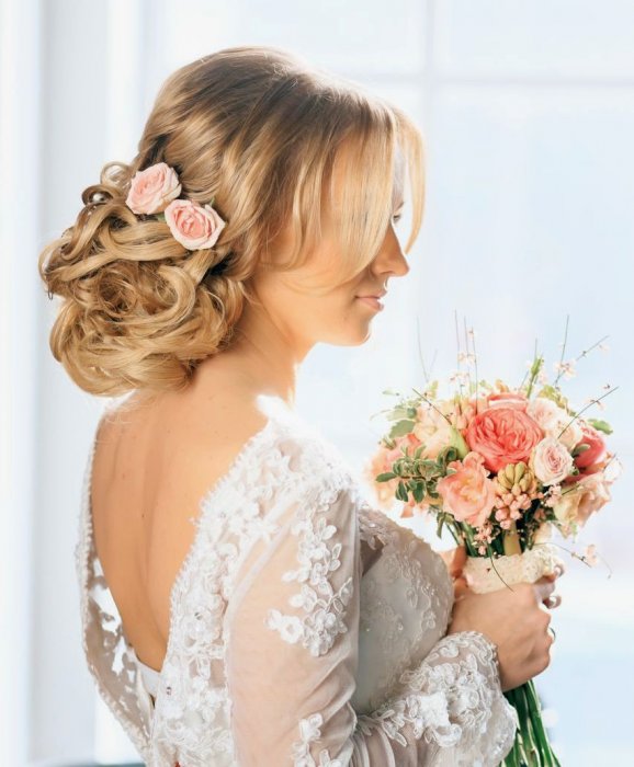 Свадебная прическа с живыми цветами