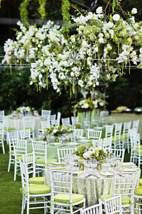 Подвесные цветочные композиции в свадебном декоре