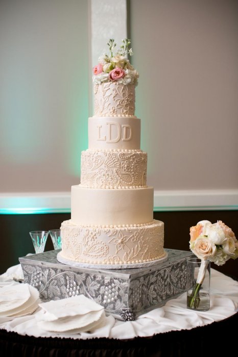 Монограмма на свадебном торте