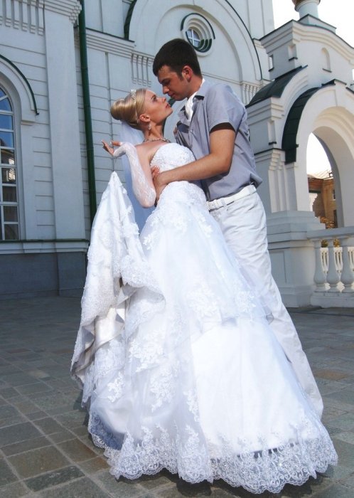 Свадебное платье со шлейфом с петлей