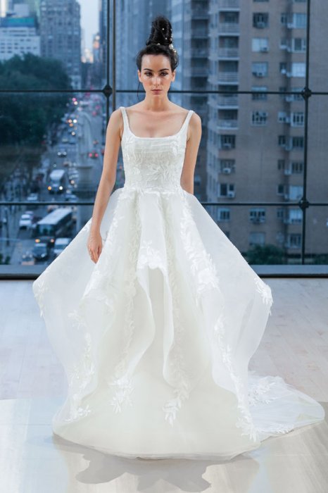 Свадебное платье с многослойной юбкой