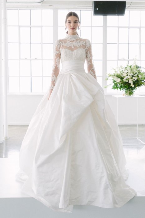 Свадебное платье с высоким воротником