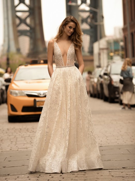 Свадебное платье с блестящим декором