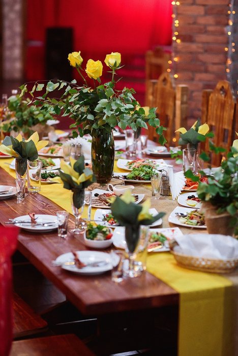 Декор столов для гостей