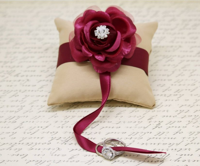 Подушечка для колец на свадьбу в цвете марсала