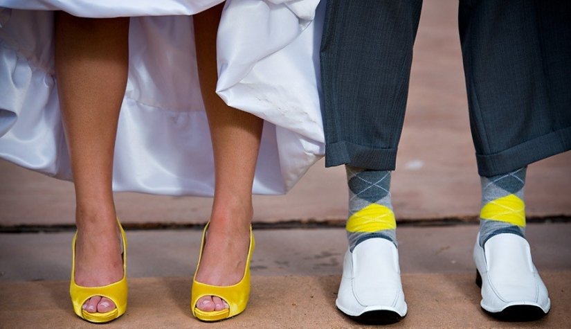 Желтые туфли невесты и носки жениха