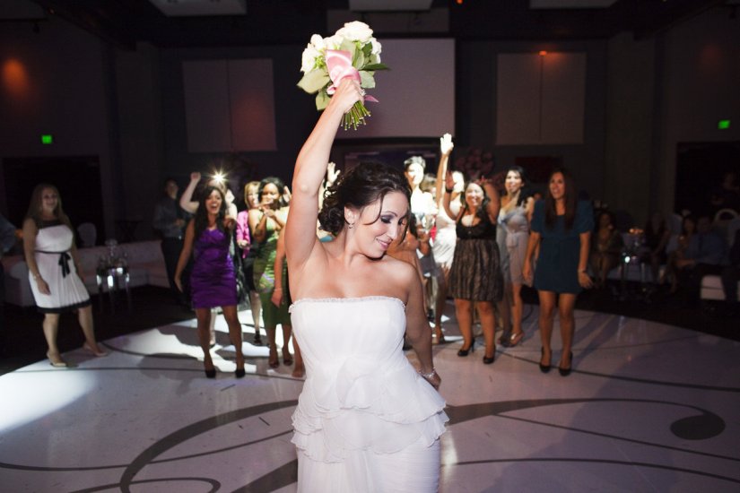 Невеста бросает букет-дублер