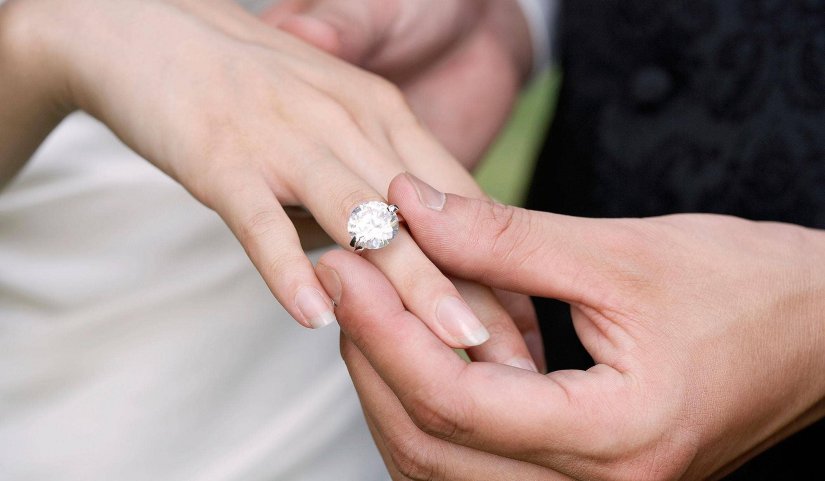 Жених дарит еще одно помолвочное кольцо