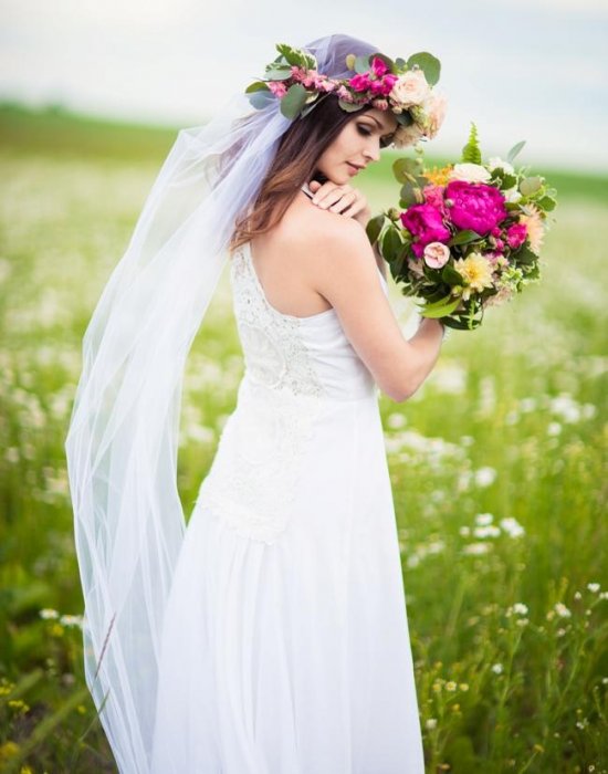 Цветочный венок в образе невесты